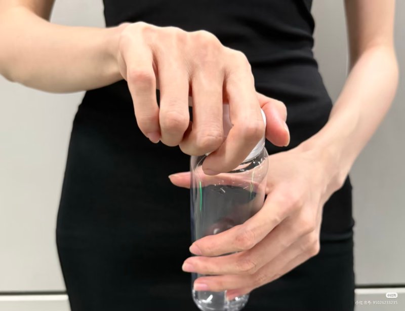 手部动作参考3–塑料水瓶